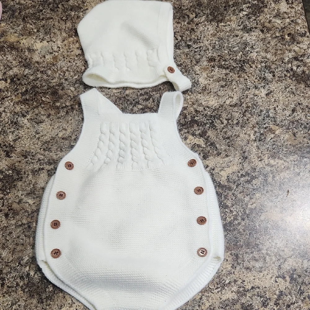 SHEIN White Knitted Diaper Cover and Hat Set